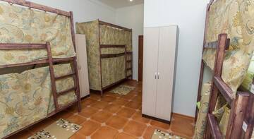 Кровать в общем 6-местном номере №2 в Гостинице EveRest hostel