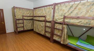 Кровать в общем 10-местном номере для мужчин и женщин в Гостинице EveRest hostel